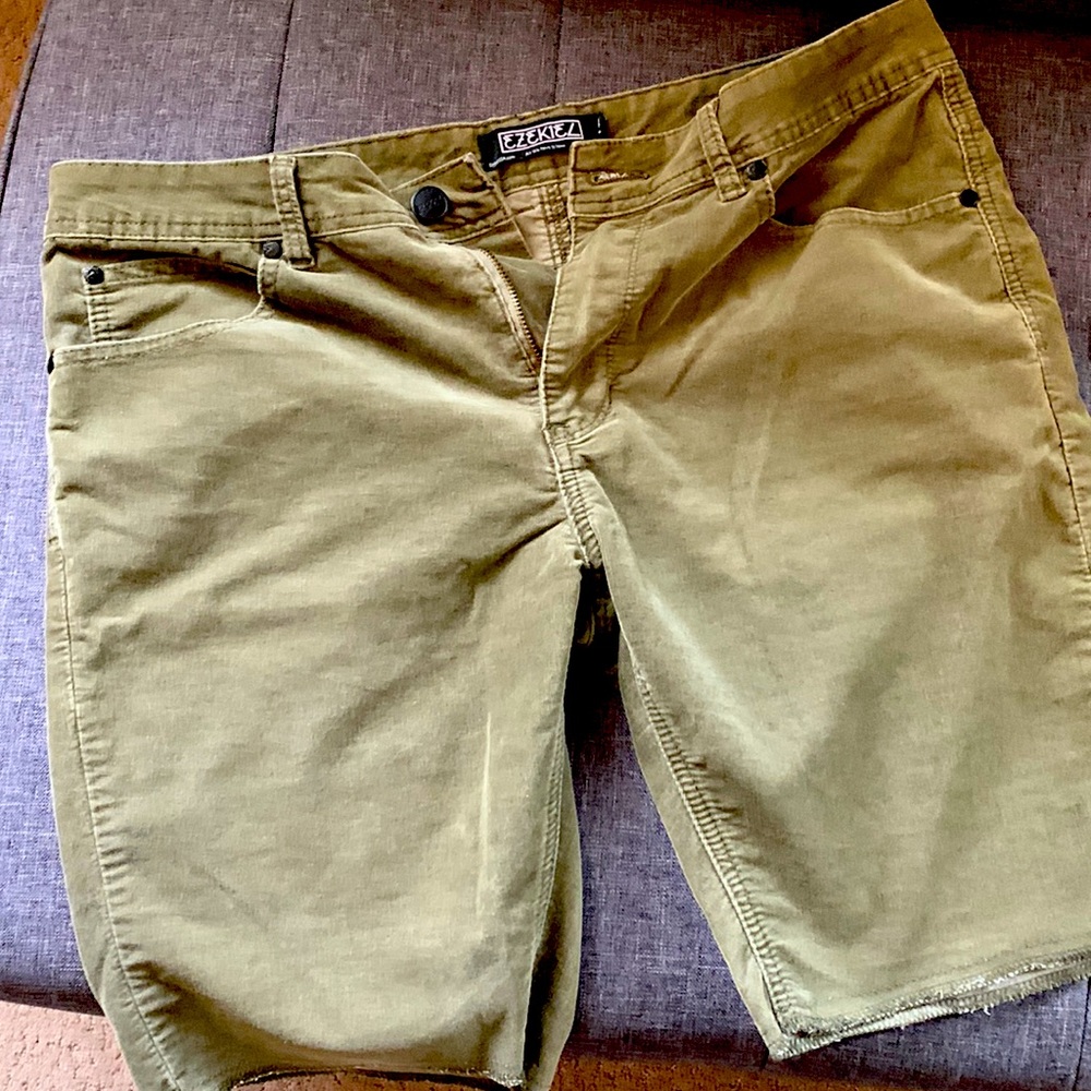 Ezekiel thin cord shorts, Size 34. Excellent condition
